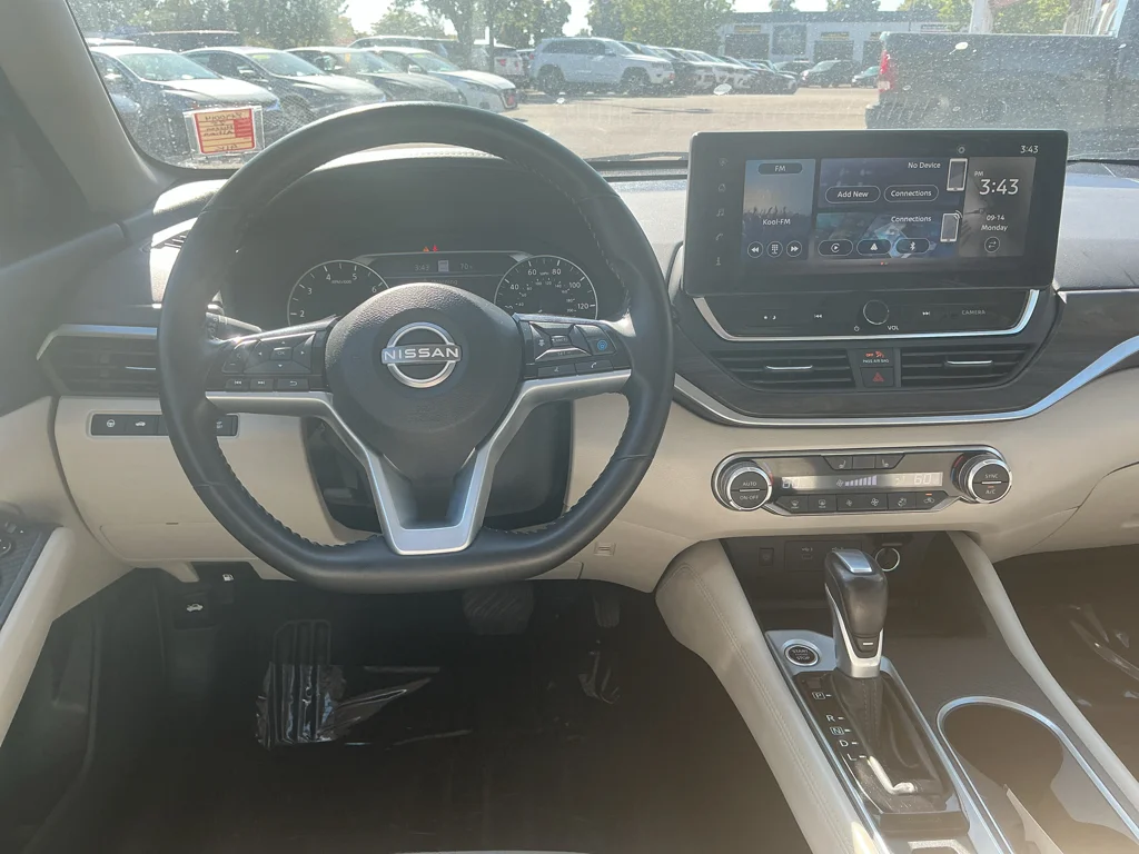 Used 2025 Bluestone Pearl Nissan SV image 9