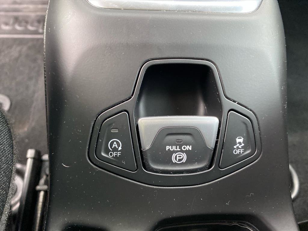 Certified Used 2023 Graphite Gray Jeep Latitude image 13