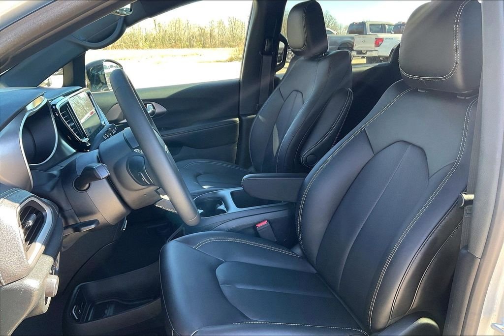 New 2026 Chrysler Pacifica Select 4D Passenger Van
