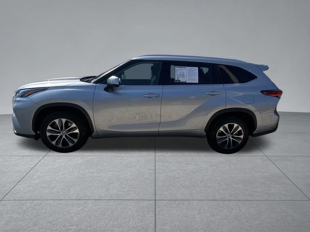 Used 2022 Silver Toyota XLE image 4