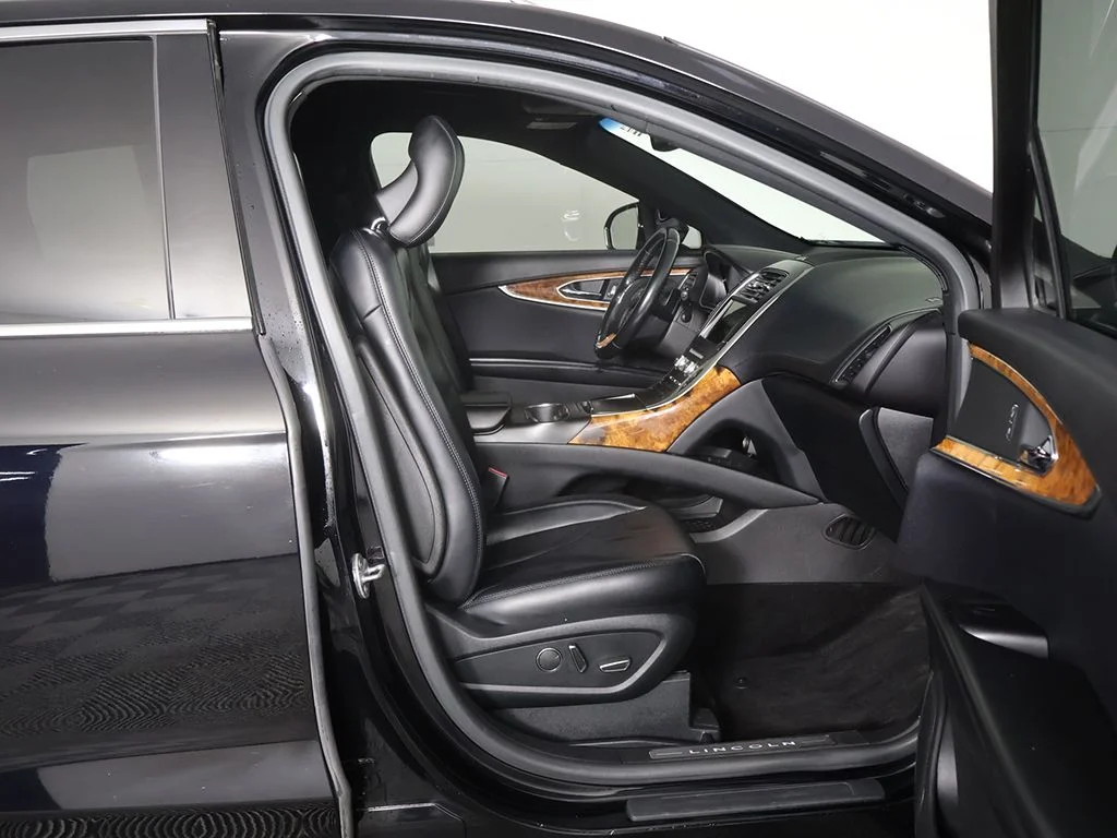 Used 2017 Black Lincoln Select image 29