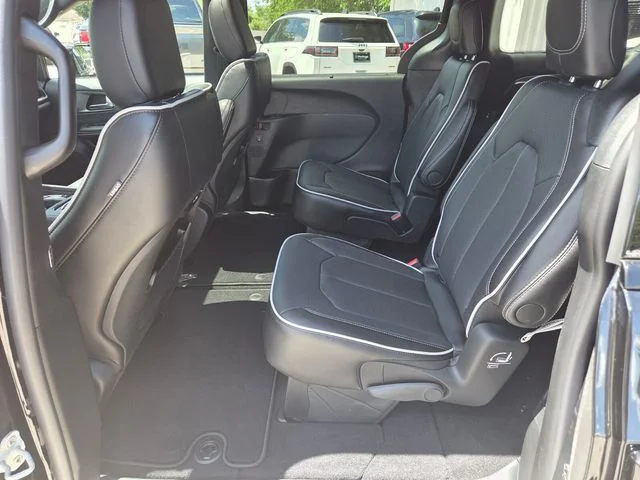 New 2027 Diamond Black Crystal Pearl-Coat Exterior Paint Chrysler Limited image 6