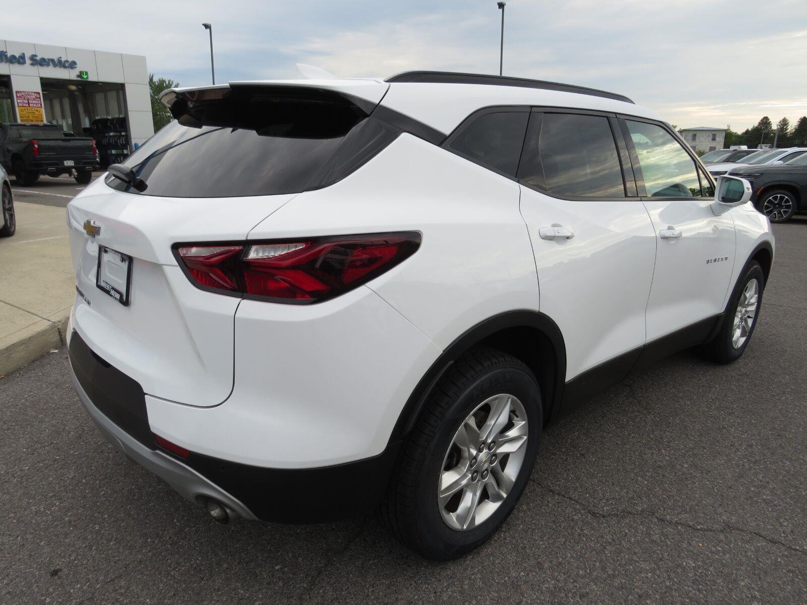 Used 2019 Summit White Chevrolet  image 5