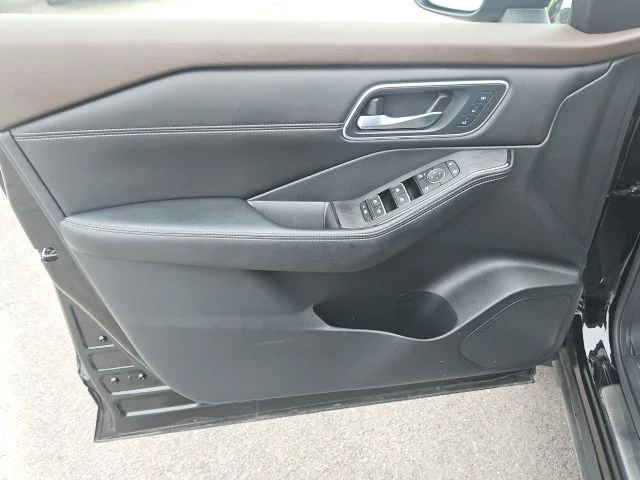 Used 2023 Black Nissan Platinum image 20