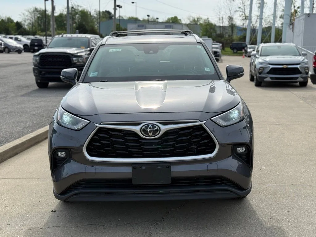Used 2022 Gray Toyota XLE image 3