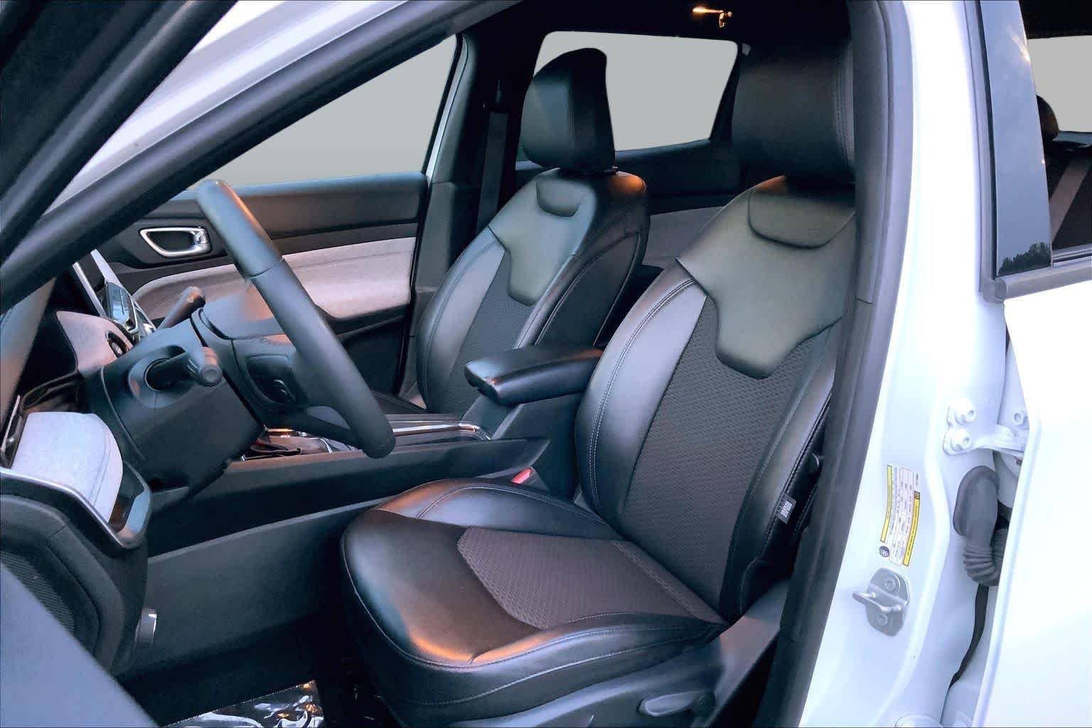 Used 2024 Bright White Clearcoat Jeep Latitude image 8