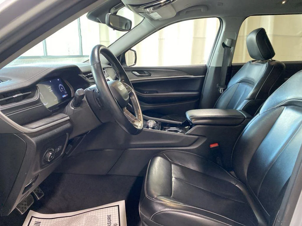 Used 2021 Silver Zynith Jeep Limited image 2