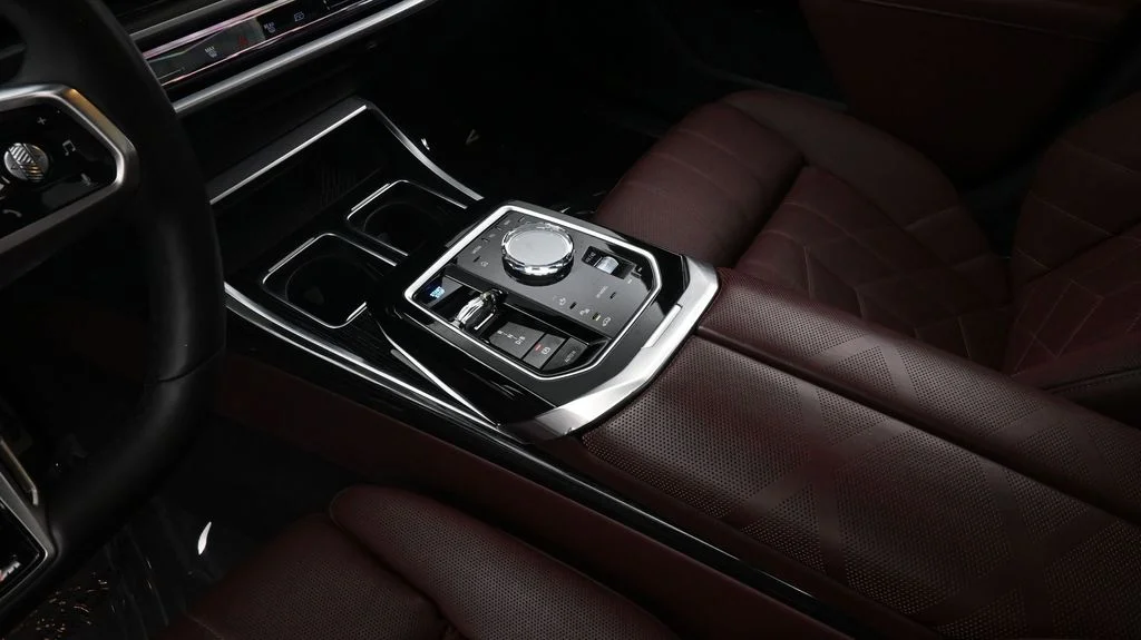 2025 BMW i7 50 - Photo 23