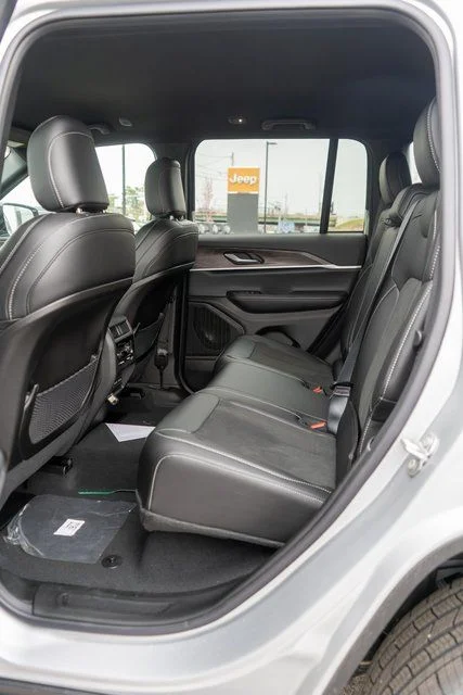 New 2026 Silver Zynith Exterior Paint Jeep Laredo Altitude image 9