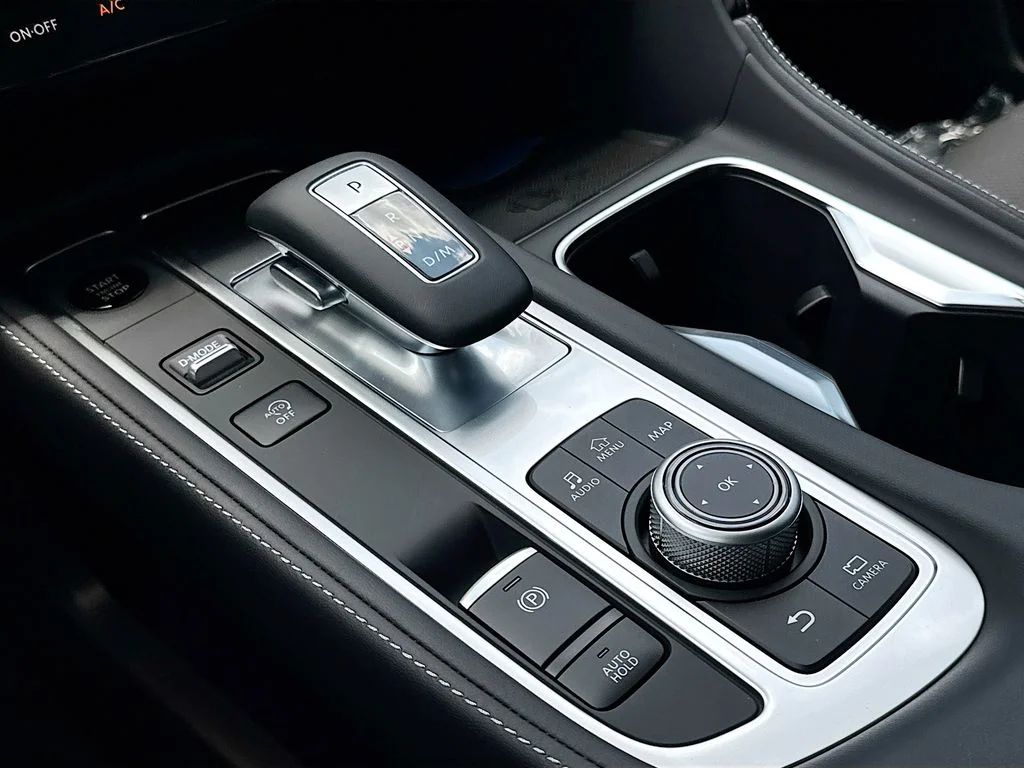 New 2027 RADIANT WHITE INFINITI Luxe FWD image 17