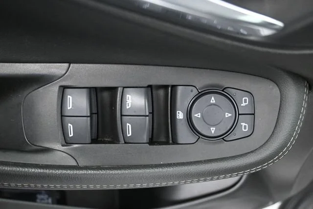 Used 2020 SUMMIT WHITE Buick Preferred image 12