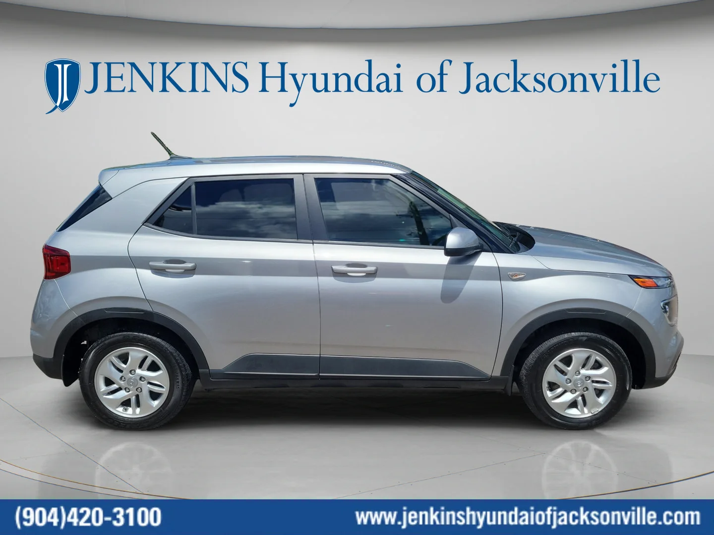 Used 2025 Shimmering Silver Hyundai SE image 2