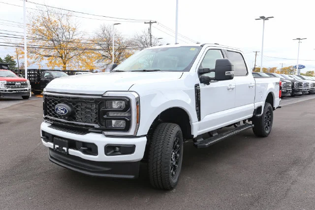 New 2027 Oxford White Ford XLT image 5