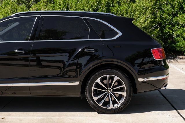 Used 2019 Black Crystal over Cricket Ball Bentley V8 image 18