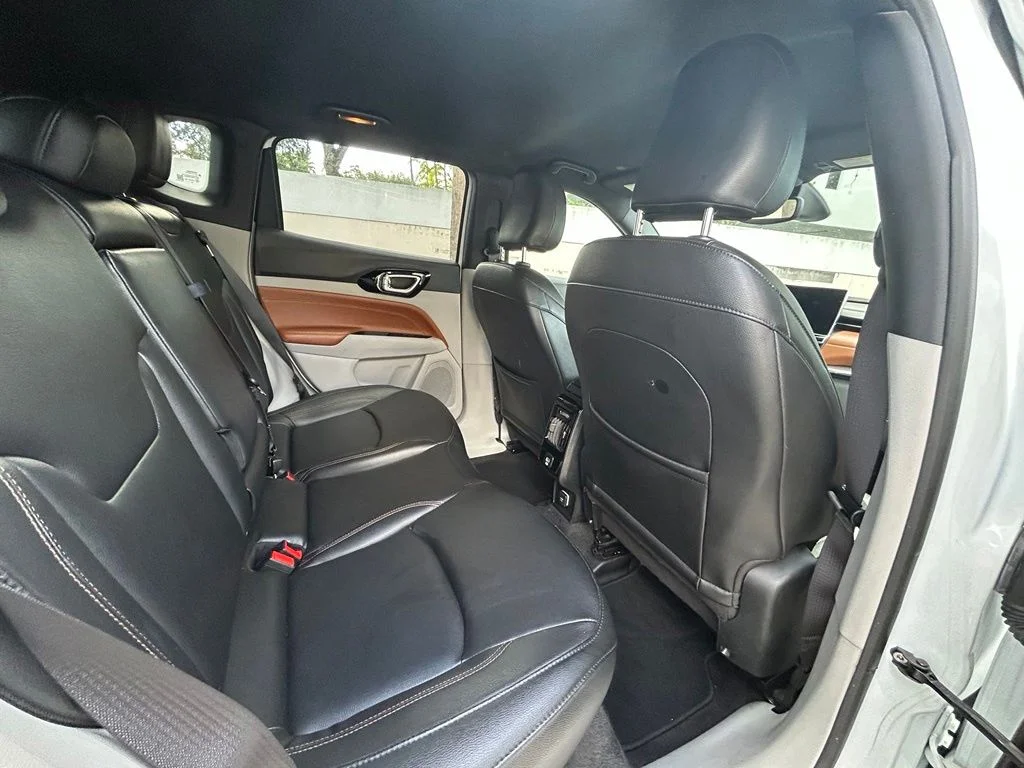 Used 2024 White/off-white Jeep Limited image 28