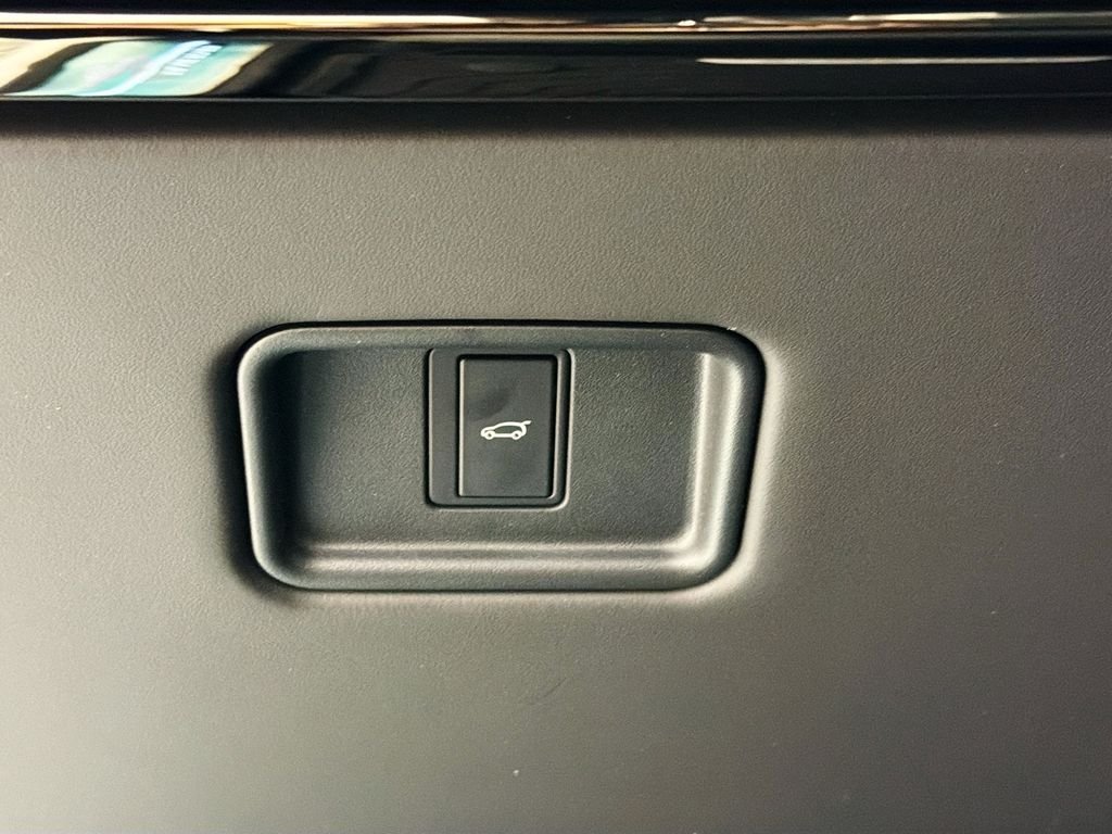 New 2026 Fuji White Land Rover Dynamic SE image 10
