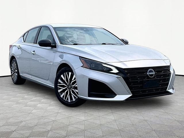 Used 2024 Brilliant Silver Metallic Nissan 2.5 SV image 1