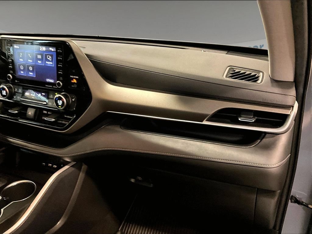 Used 2020 Moon Dust Toyota XLE image 13