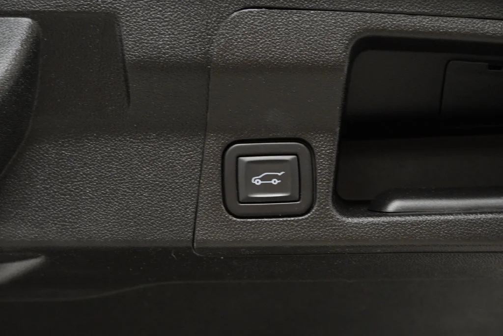 Used 2023 White Frost Tricoat GMC Denali image 32