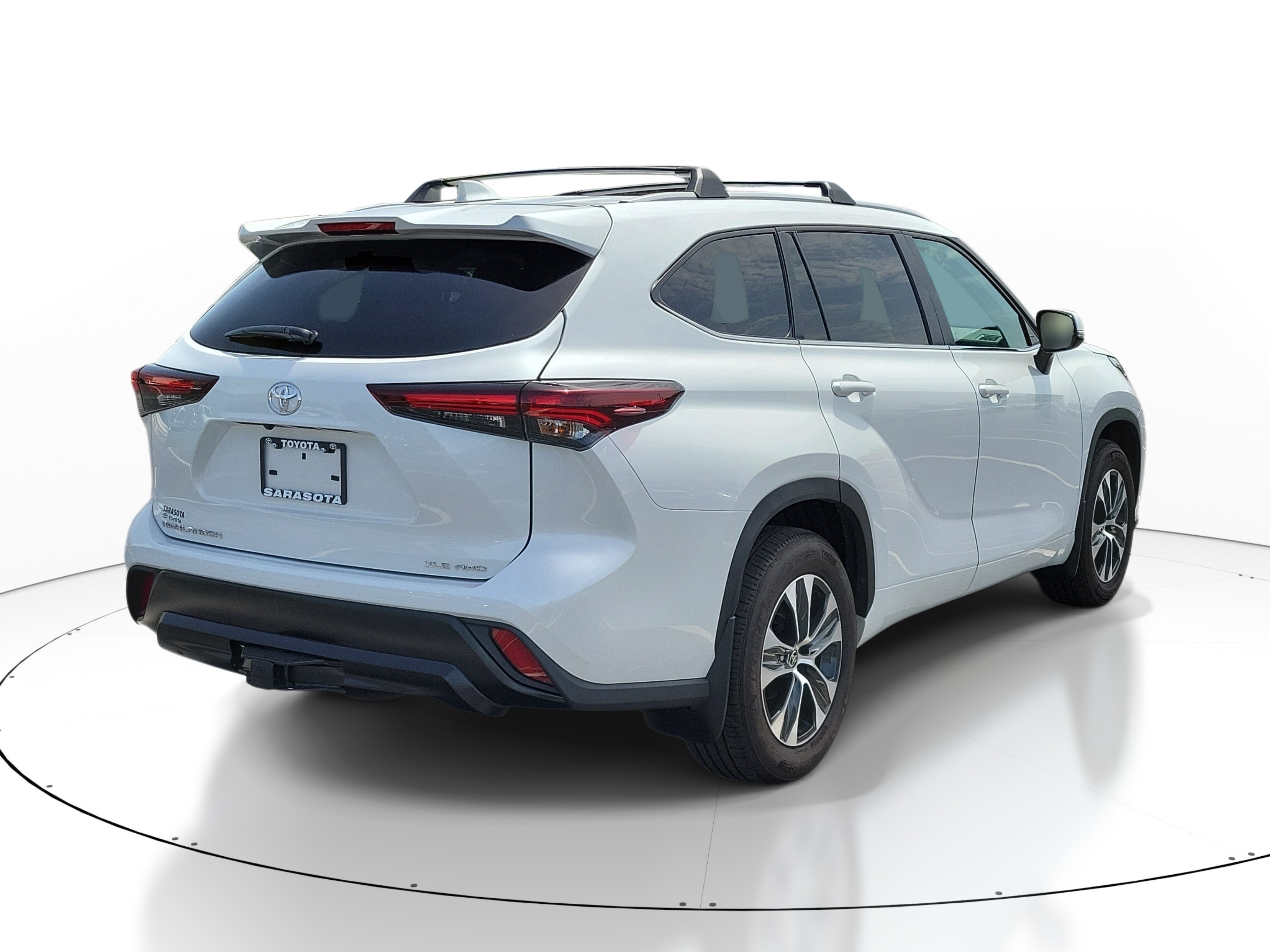 Used 2025 Pearl Toyota XLE image 5