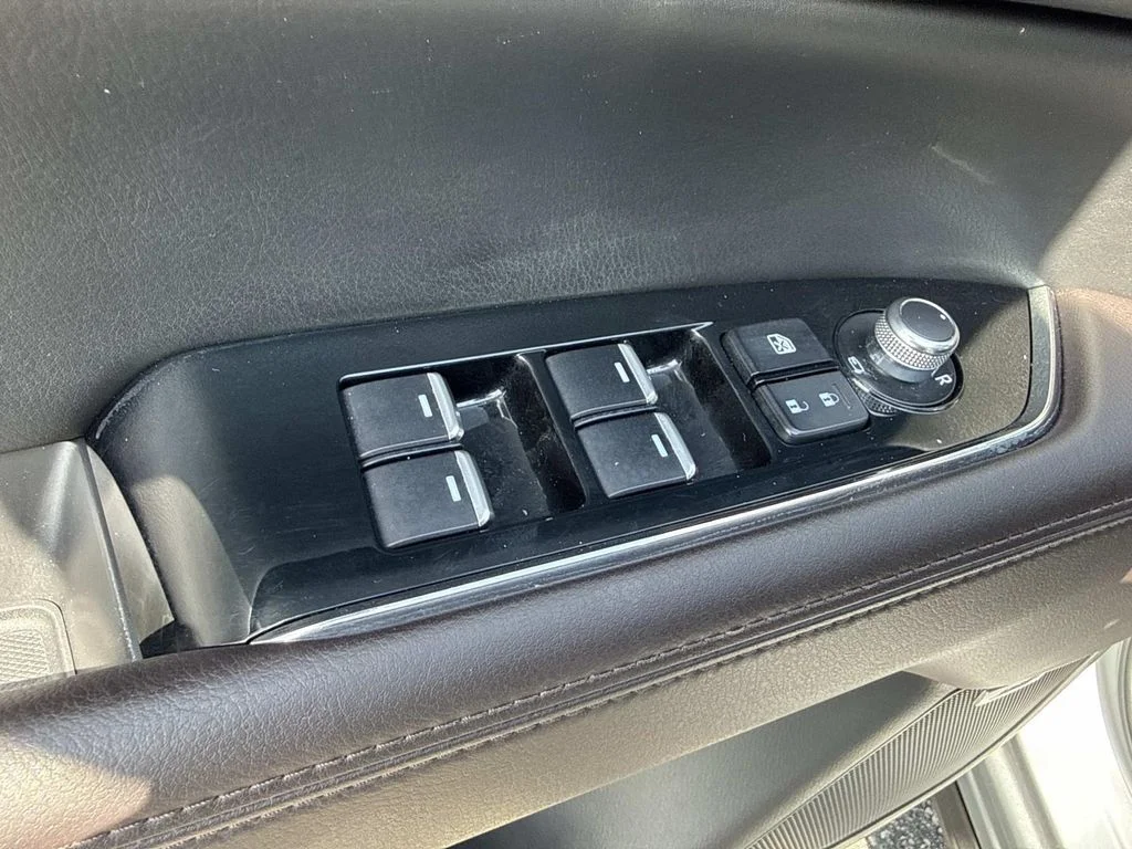 Used 2019 Silver Mazda Signature image 23