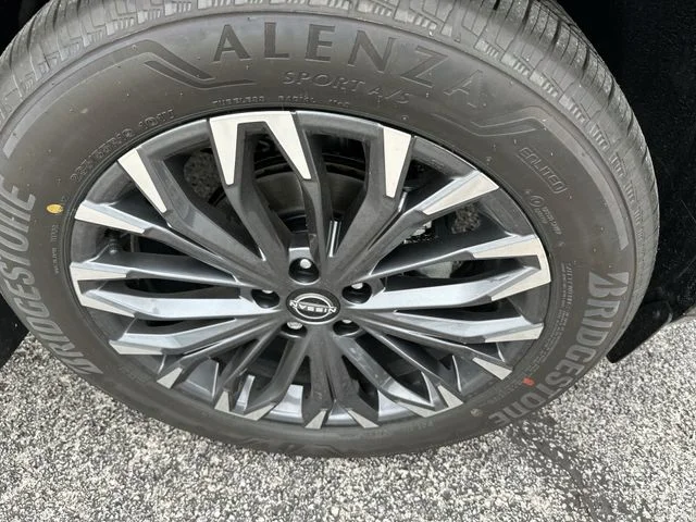 New 2026 Boulder Gray Pearl / Super Black Two-tone Nissan Platinum image 21