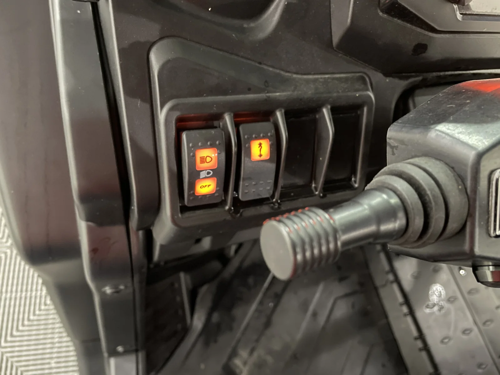 Used 2025 black Can-Am  image 10
