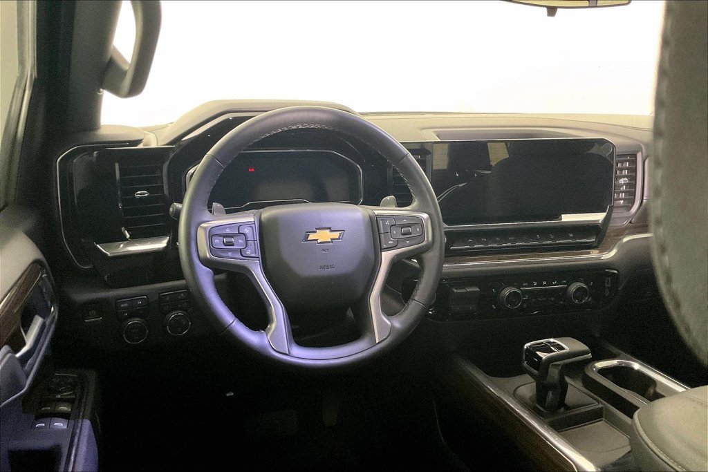 Used 2025 White Chevrolet LT image 2