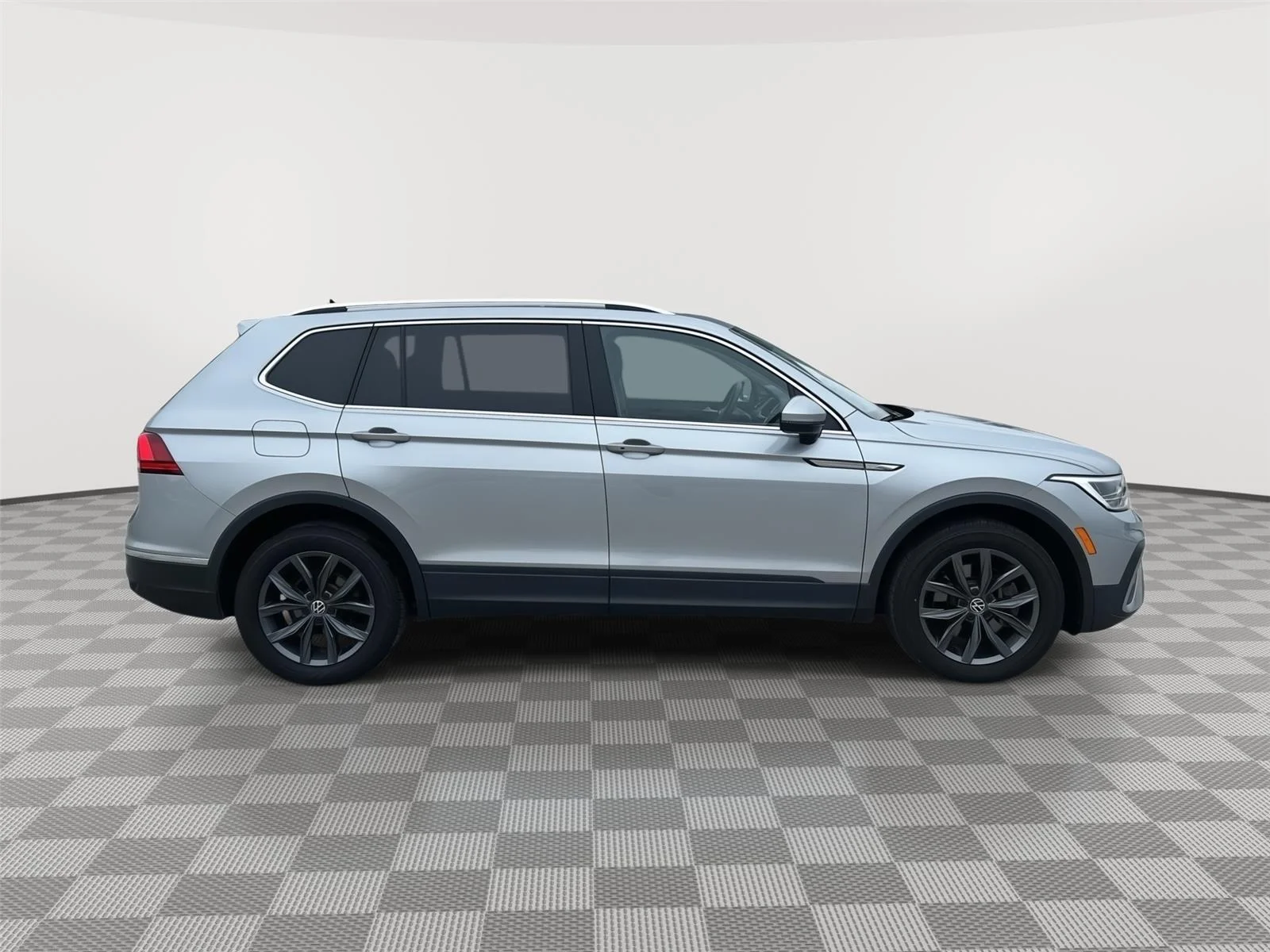 Certified Used 2022 SILVER Volkswagen SE image 17