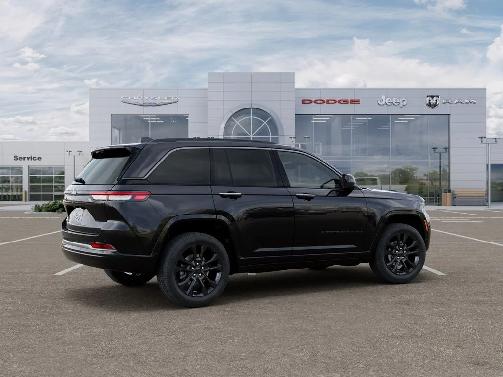 New 2026 Diamond Black Crystal Pearl-Coat Exterior Paint Jeep Limited Reserve image 4