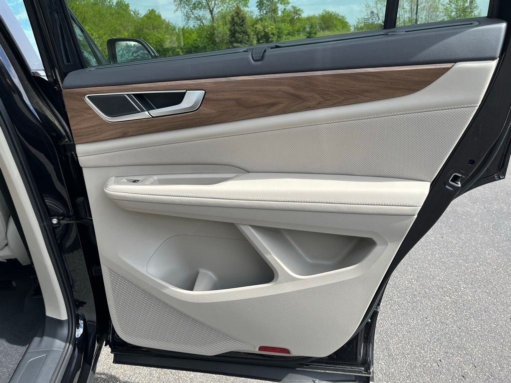 New 2026 Black Volkswagen 2.0T SE w/Technology image 23
