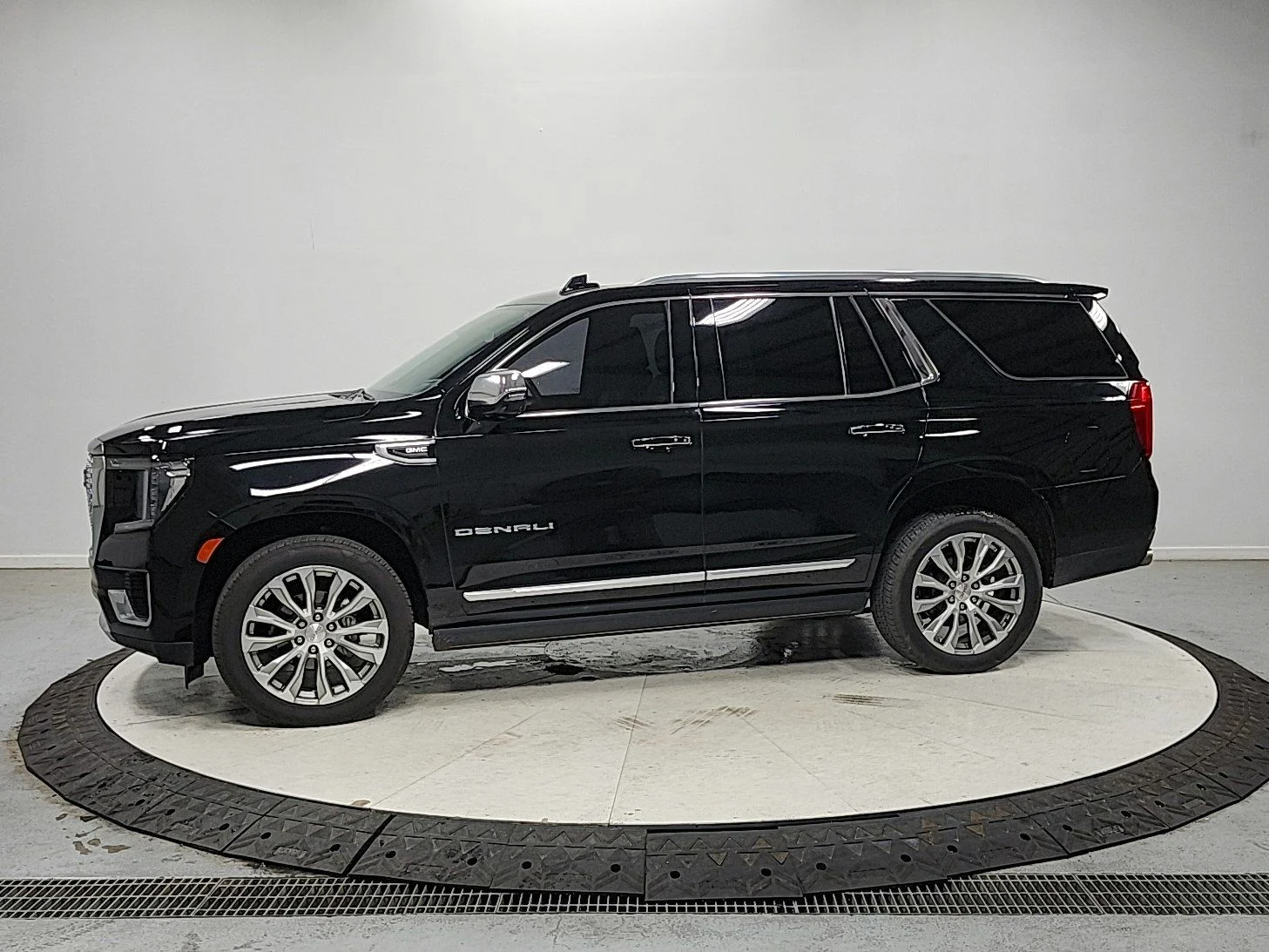 Used 2022 Black GMC Denali image 4