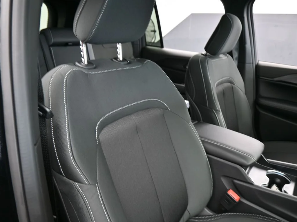 New 2026 Diamond Black Crystal Pearl-Coat Exterior Paint Jeep Laredo X image 41