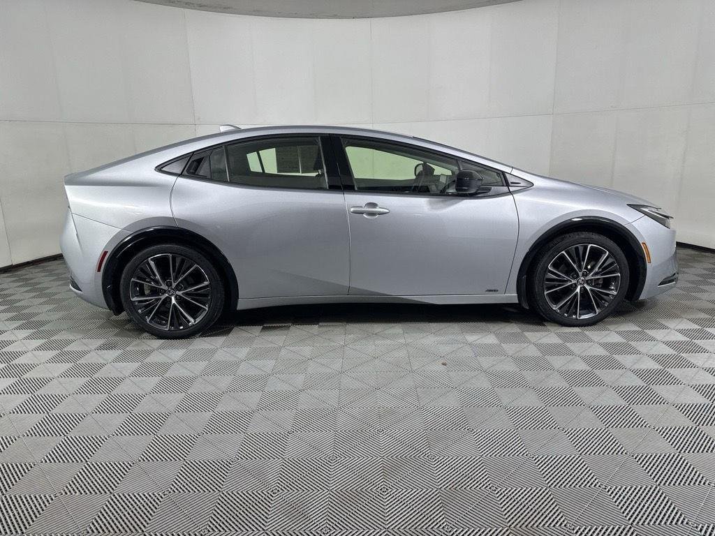 Used 2025 Cutting Edge Toyota XLE image 8