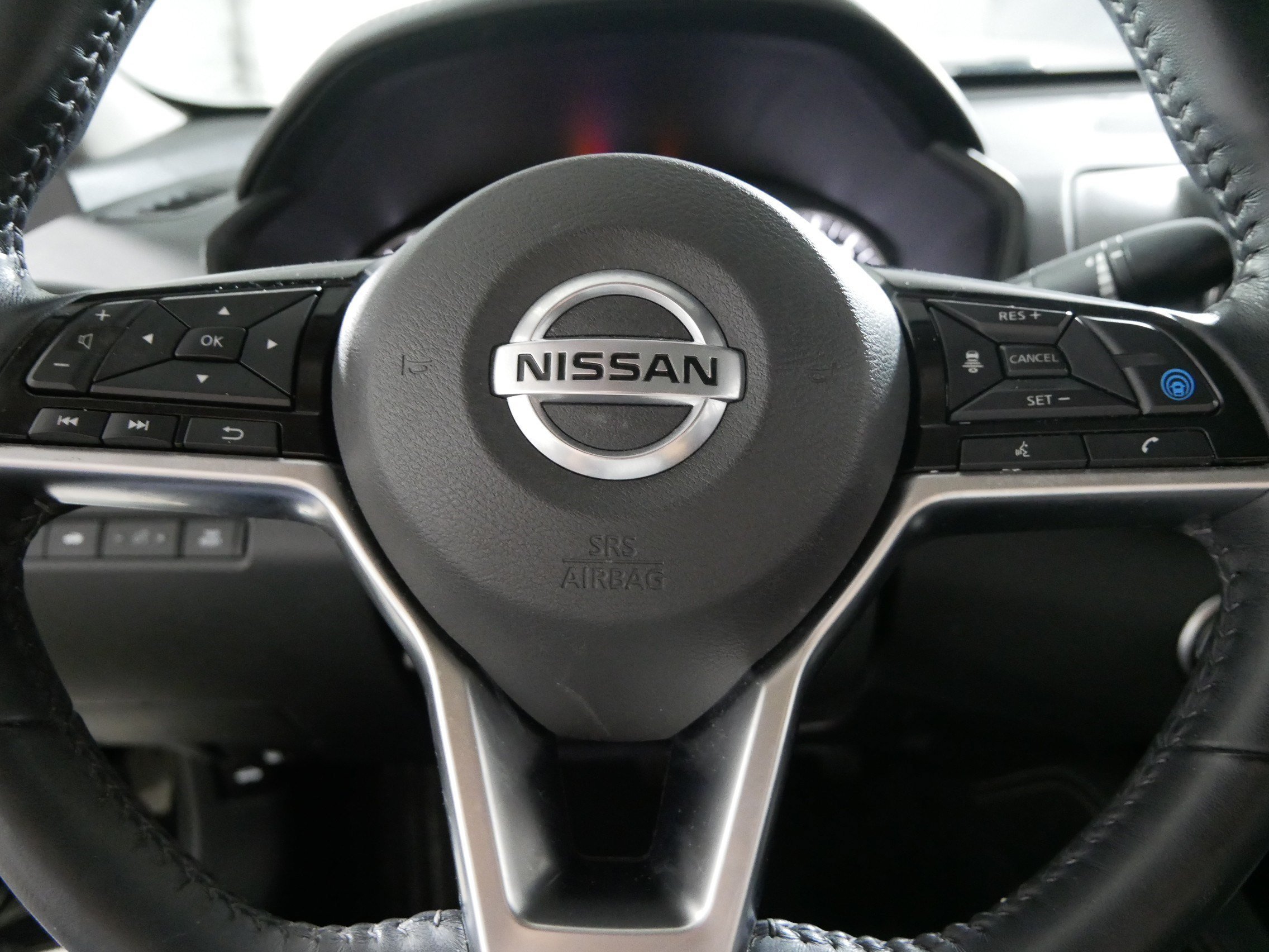 Used 2020 Super Black Nissan 2.0 Platinum image 25