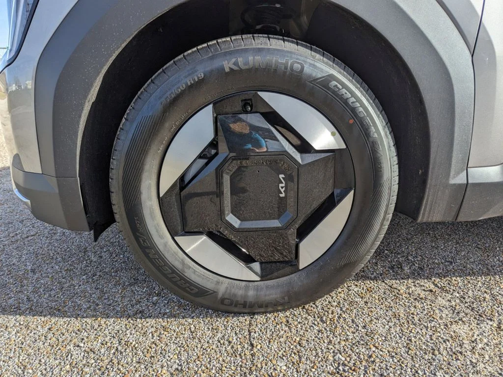New 2024 Pebble Gray Kia Light RWD image 38