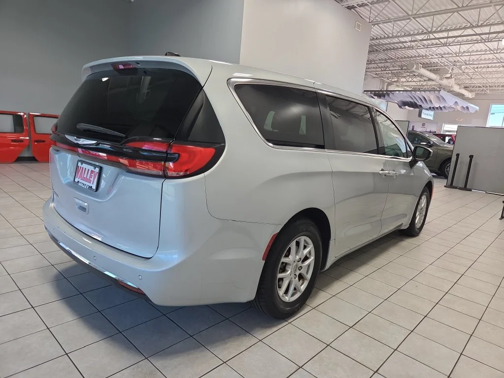 Used 2023 Silver Chrysler Touring L image 11