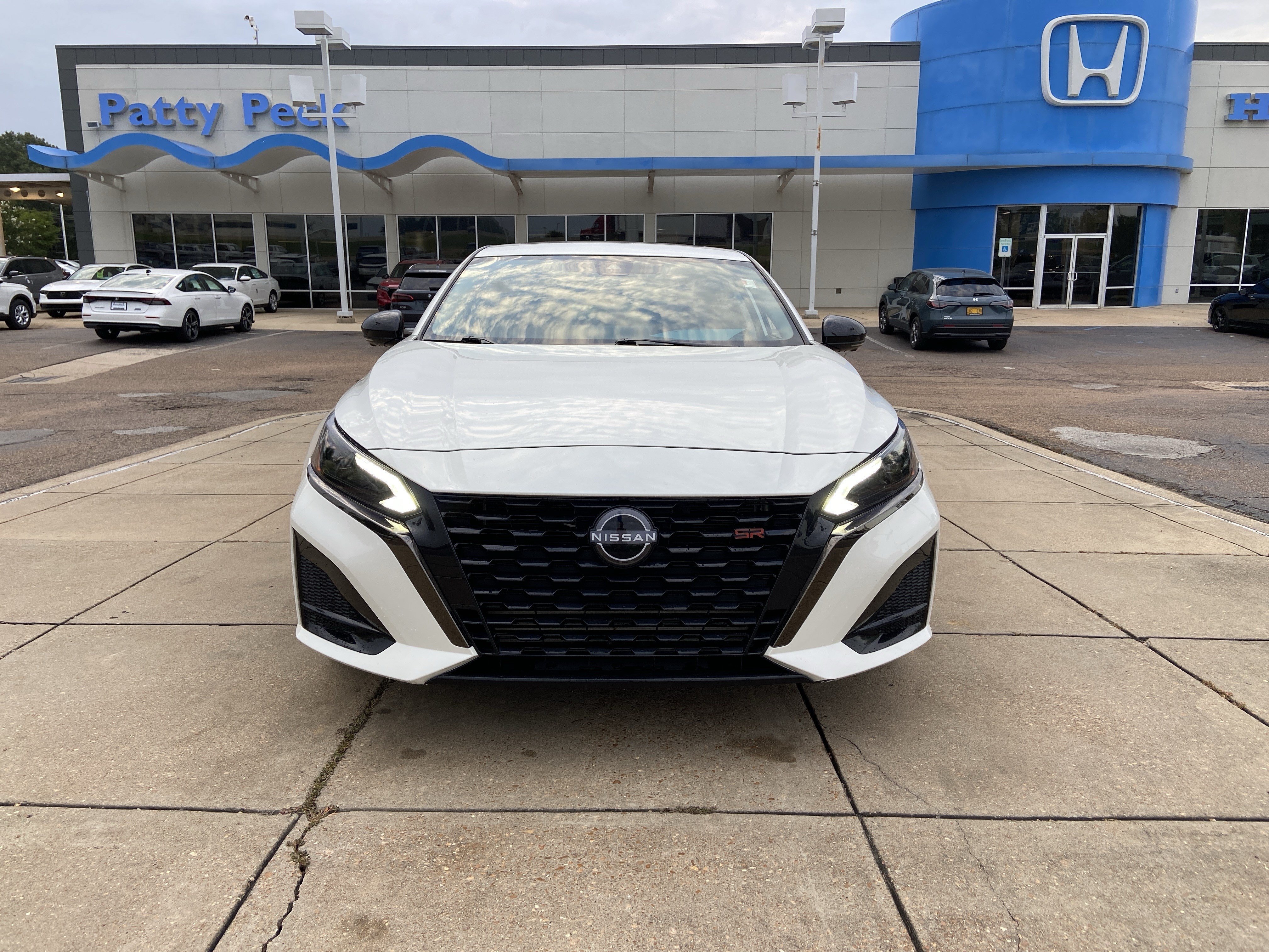 Used 2023 Pearl White Tricoat Nissan 2.0 SR image 3