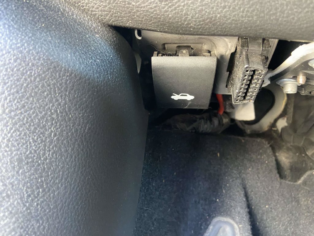 Used 2018 Gray Jeep Altitude image 33