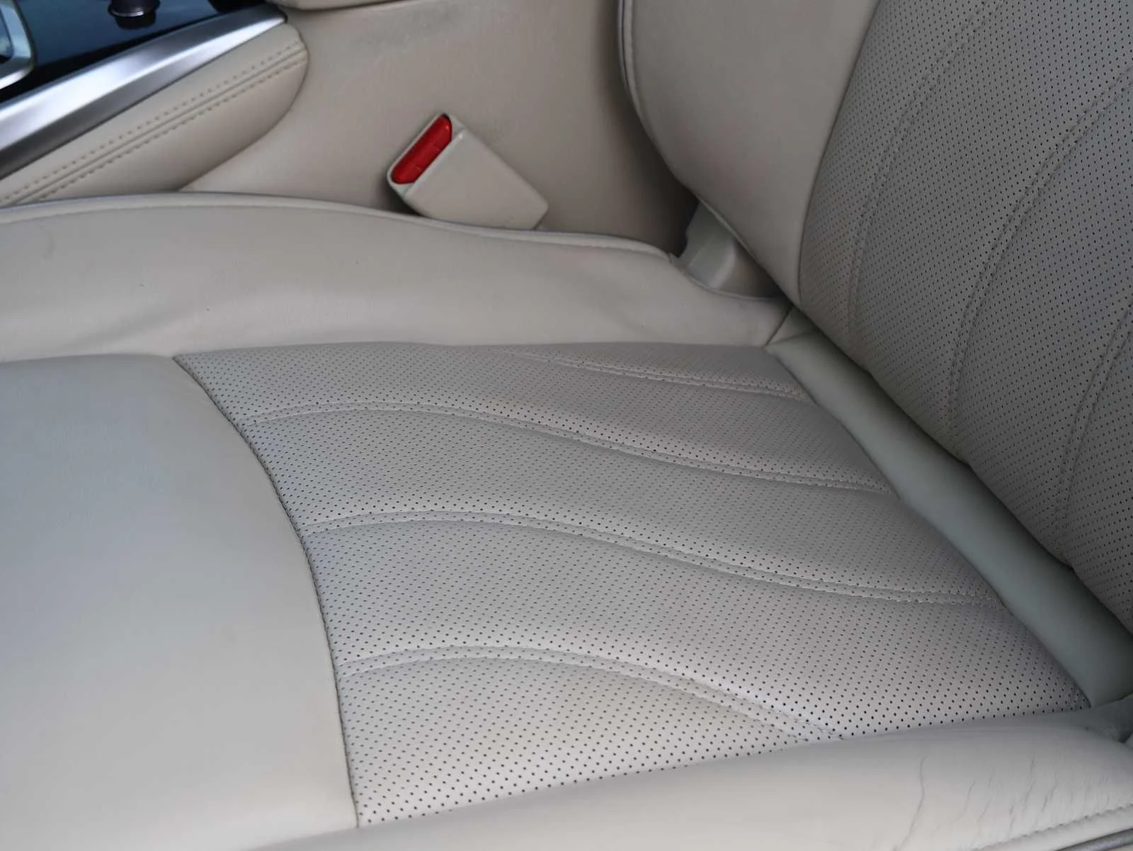 Used 2019 Majestic White INFINITI LUXE image 25