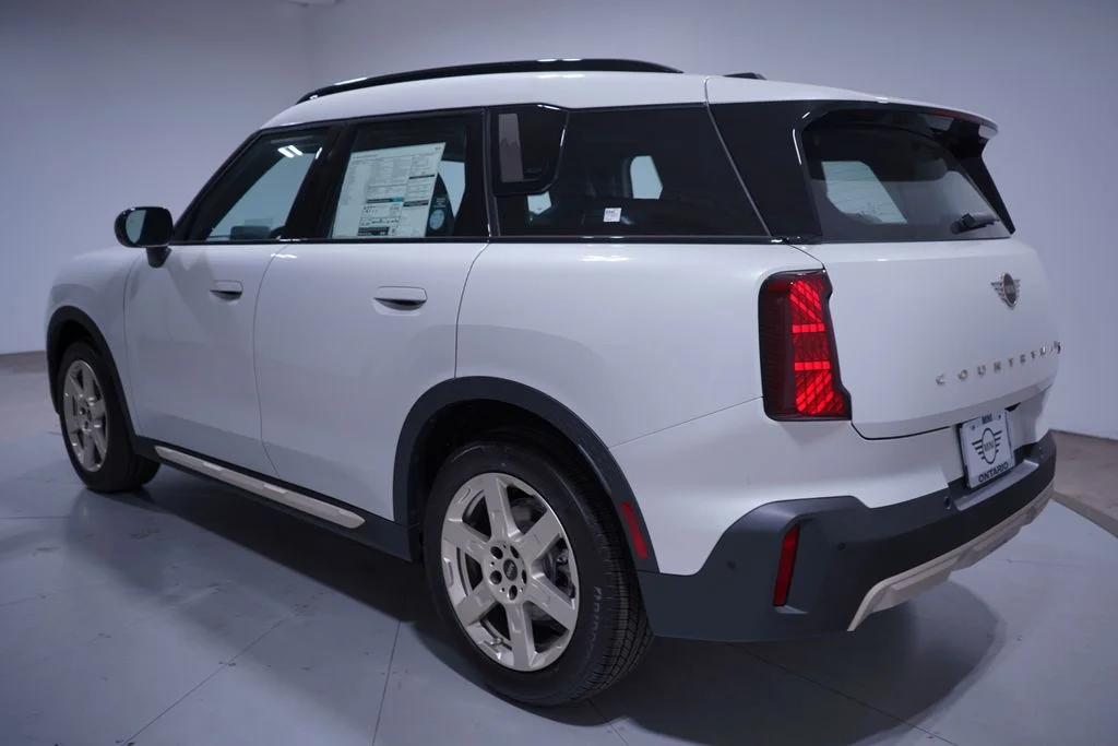 New 2027 White Metallic MINI Signature Plus image 3