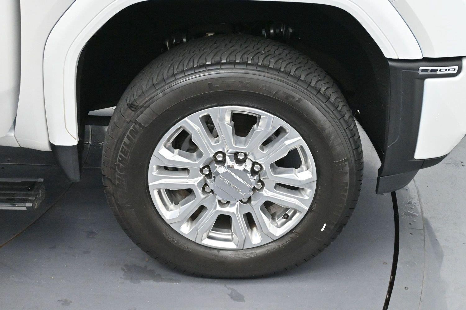Used 2025 White Frost Tricoat GMC Denali image 33