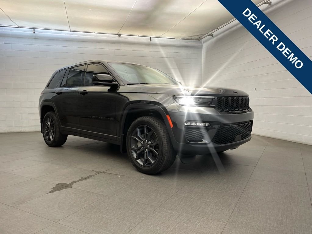 New 2025 Diamond Black Crystal Pearl-Coat Exterior Paint Jeep Limited image 1