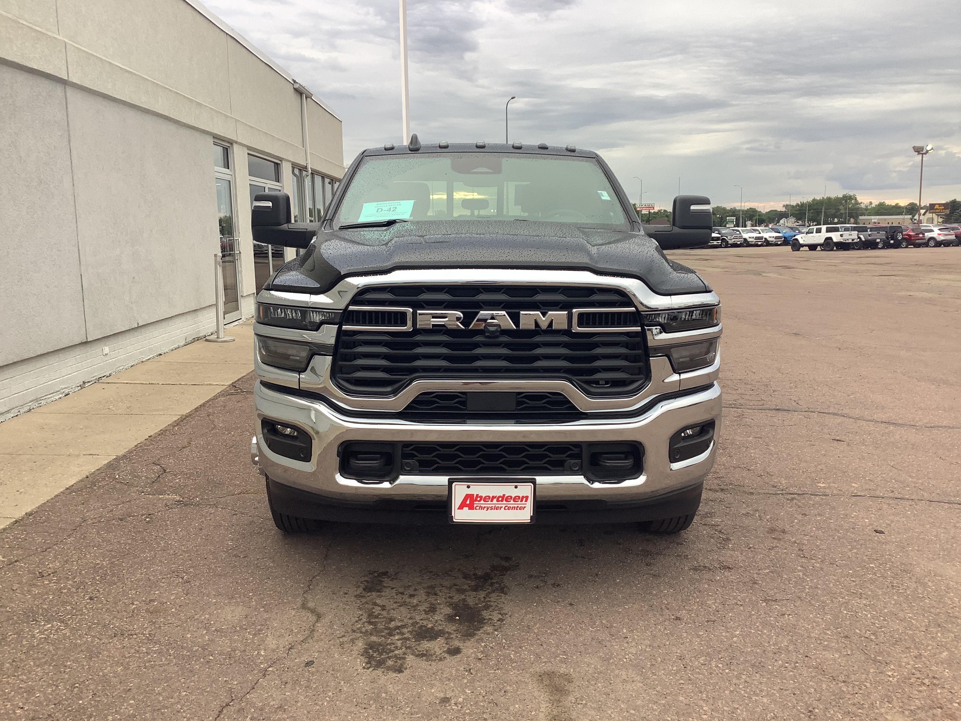 New 2026 Diamond Black Crystal Pearl-Coat Exterior Paint RAM Tradesman image 3