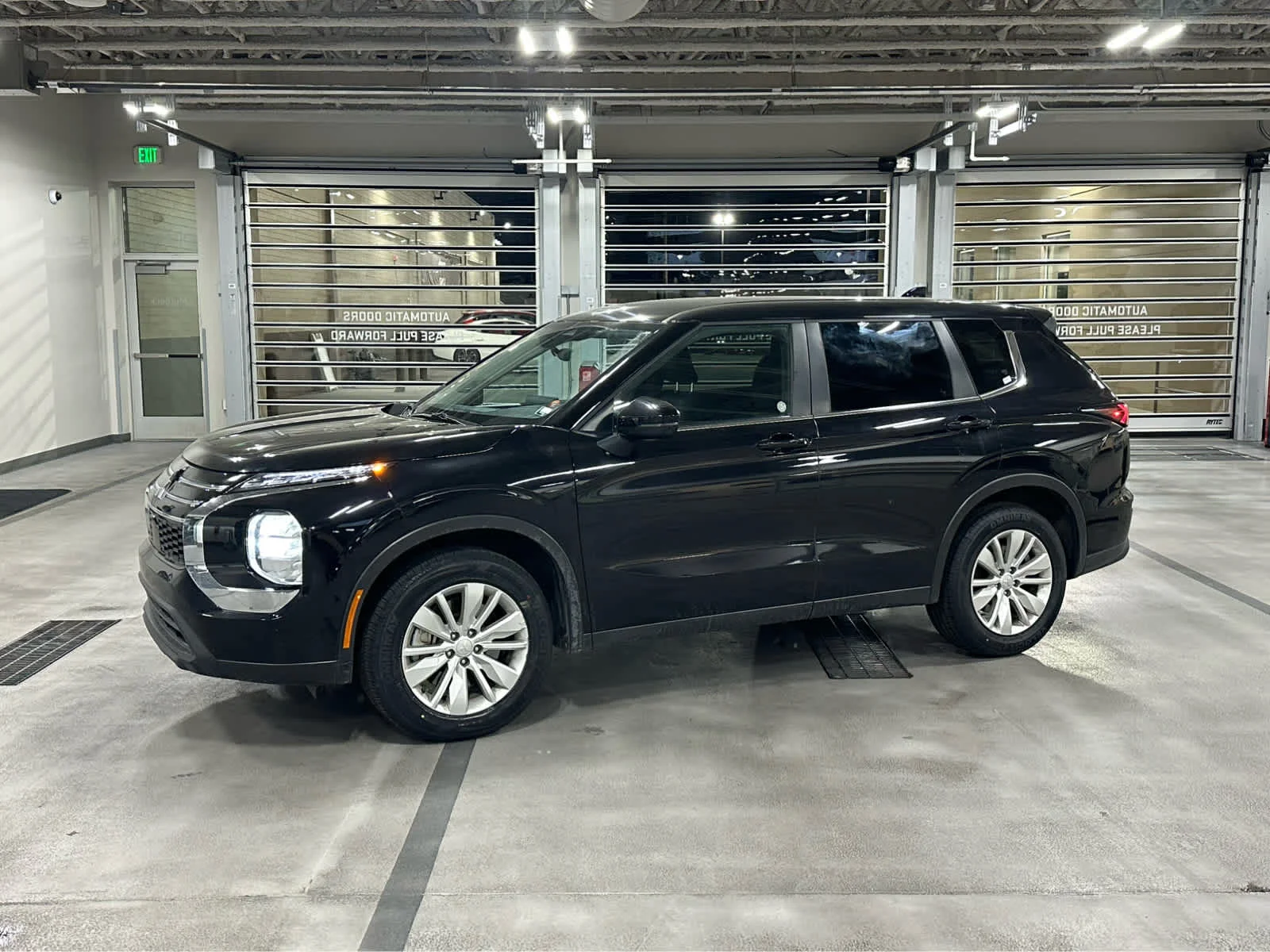 2025 Mitsubishi Outlander ES S-AWC's photo