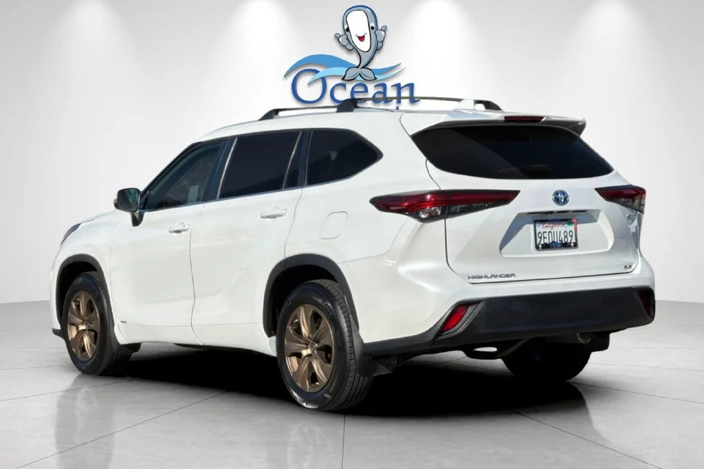 Used 2023 Wind Chill Pearl Toyota Bronze Edition image 6