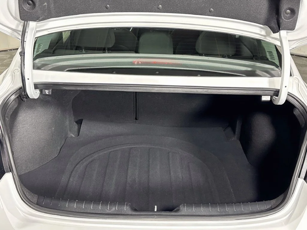 Used 2025 White Hyundai SEL Convenience image 22