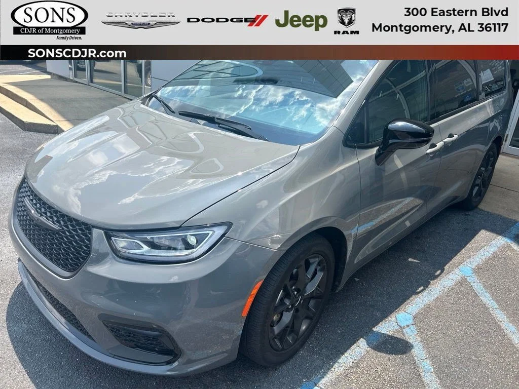 Used 2024 Ceramic Gray Clearcoat Chrysler Touring L image 1