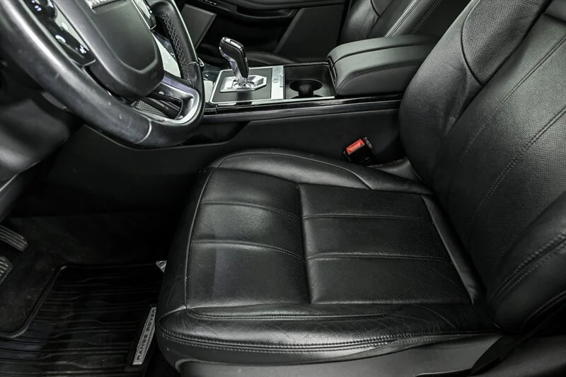 Used 2020 Corris Grey Metallic Land Rover SE image 17