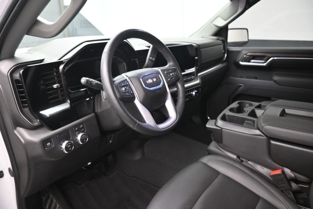 Used 2025 White GMC SLT image 19